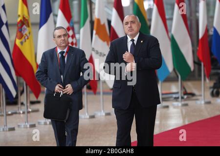 (200220) -- BRUXELLES, le 20 février 2020 (Xinhua) -- le Premier ministre bulgare Boyko Borissov (R) arrive pour une réunion spéciale du Conseil européen au siège de l'UE à Bruxelles, Belgique, le 20 février 2020. Les dirigeants viseront à se mettre d'accord sur le budget à long terme de l'UE pour 2021-2027, le cadre financier pluriannuel (CFP). (Xinhua/Zheng Huansong) Banque D'Images