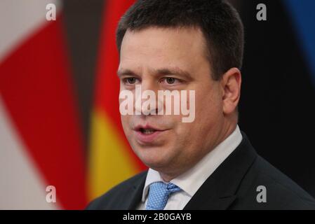 (200220) -- BRUXELLES, le 20 février 2020 (Xinhua) -- le Premier ministre estonien Juri Ratas arrive pour une réunion spéciale du Conseil européen au siège de l'UE à Bruxelles, Belgique, le 20 février 2020. Les dirigeants viseront à se mettre d'accord sur le budget à long terme de l'UE pour 2021-2027, le cadre financier pluriannuel (CFP). (Xinhua/Zheng Huansong) Banque D'Images