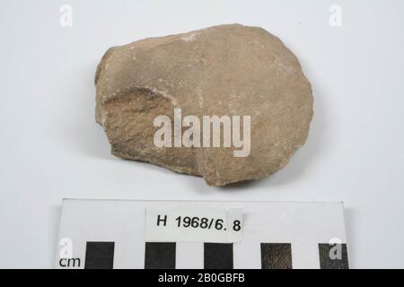 Grande sortie d'une pierre à rouleaux, quartzite blanche, à peu près ronde, sortie, pierre, quartzite, 8,5 x 7,3 x 2,8 cm, préhistoire, Afrique du Sud Banque D'Images