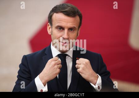 Bruxelles, Belgique. 20 février 2020. Le président français Emmanuel Macron arrive pour une réunion spéciale du Conseil européen au siège de l'UE à Bruxelles, Belgique, le 20 février 2020. Les dirigeants viseront à se mettre d'accord sur le budget à long terme de l'UE pour 2021-2027, le cadre financier pluriannuel (CFP). Crédit: Zheng Huansong/Xinhua/Alay Live News Banque D'Images