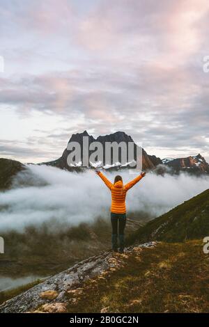 Femme profitant du paysage a levé les mains dans les montagnes voyage vacances aventure mode de vie sain plein air tourisme durable en Norvège activité d'été Banque D'Images