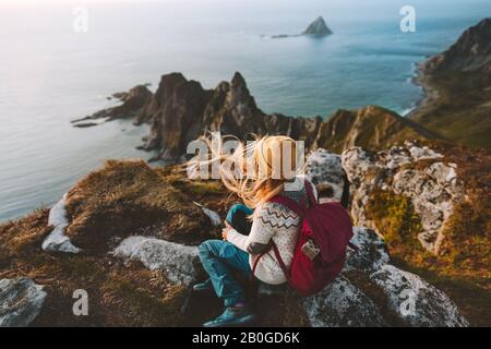 Femme reposant seul voyage en Norvège aventure vacances mode de vie sain backpacking Vesteralen paysage rochers et vue aérienne de la mer Banque D'Images