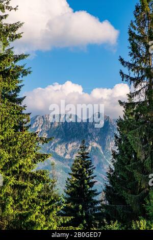 Vue panoramique sur les montagnes Tatra avec Giewont et Czerwone Wierchy pics vus de la colline de Gubalowka dans la station de Zakopane, Pologne Banque D'Images