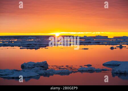 Glace de mer au large de l'île Beagle, une des îles de danger, au large de la pointe ne de la péninsule antarctique dans la mer de Weddell au coucher du soleil. Banque D'Images