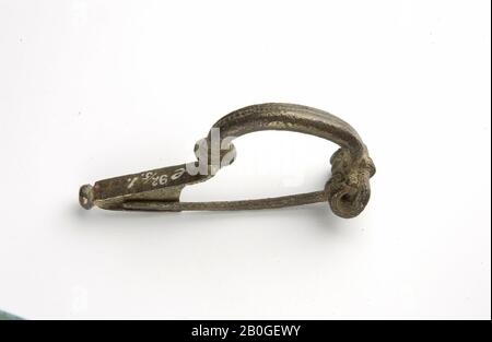 Fibula d'arche en bronze (Haalebos type B), intact, avec renfort rond, qui est séparé du pied plat long par un épaississement complet. À l'extrémité du pied, un bouton. Rayure de perle sur l'arc, fibula, fibula d'arc, métal, bronze, 5,9 x 2,5 cm, roman 27 BC-41 AD, Pays-Bas, Gueldre, Neder-Betuwe, Kesteren, Hoge Woerd Banque D'Images