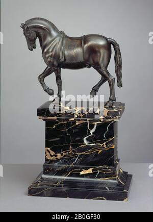 Giovanni Bologna, appelé Giambologna, italien, 1529–1608, Antonio Susini, (italien, actif c. 1572–1624), cheval de randonnée avec Mane Enlisé et Saddlecloth Portant le manteau Vinta d'armes, c. 1610, bronze, 10 13/16 x 3 1/2 x 9 7/8 po. (27,5 x 8,9 x 25,1 cm Banque D'Images