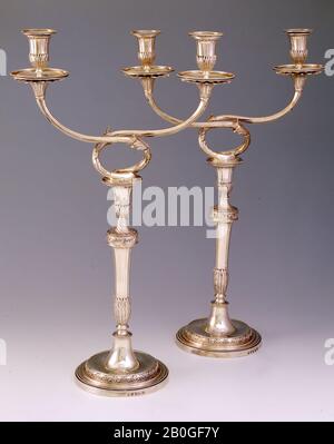 John Scofield, anglais, première marque entrée en 1776; mort en 1799, paire de Candelabra, 1785/86, argent, [1] hauteur : 11 5/8 po. (29,5 cm) ; diamètre de base : 5 1/2 po. (14 cm); troy poids: 48.45 toz (1507 g Banque D'Images