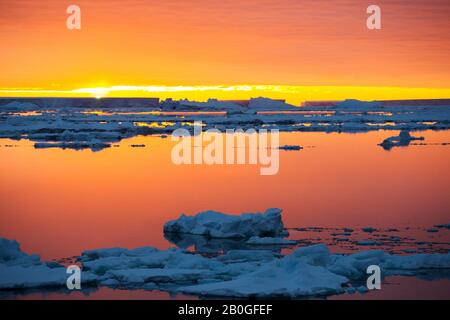 Glace de mer au large de l'île Beagle, une des îles de danger, au large de la pointe ne de la péninsule antarctique dans la mer de Weddell au coucher du soleil. Banque D'Images