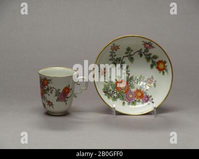 Fabrique impériale de porcelaine, autrichienne, active 1744–1864, tasse et soucoupe, milieu du XVIIIe–début du XIXe siècle, porcelaine à pâte dure, tasse : 2 9/16 x 2 11/16 po. (6,5 x 6,8 cm Banque D'Images