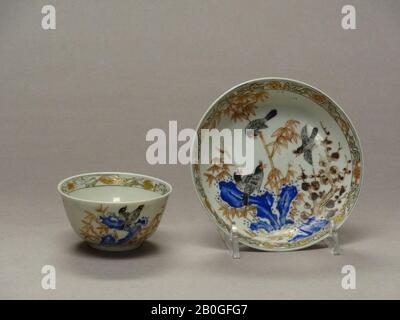 Ching Dynasty, tasse et soucoupe, XIXe siècle, porcelaine à pâte dure, tasse : 1 1/2 x 2 15/16 x 2 15/16 po. (3,8 x 7,5 x 7,5 cm) Banque D'Images