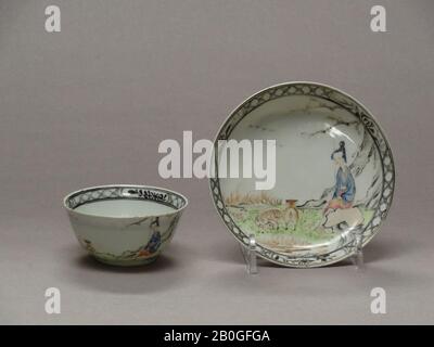 Ching Dynasty, tasse et soucoupe, XIXe siècle, porcelaine à pâte dure, tasse : 1 1/2 x 2 15/16 x 2 15/16 po. (3,8 x 7,5 x 7,5 cm) Banque D'Images