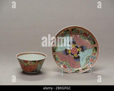 Ching Dynasty, tasse et soucoupe, XIXe siècle, porcelaine à pâte dure, tasse: 1 7/16 x 2 13/16 x 2 13/16 po. (3,7 x 7,1 x 7,1 cm Banque D'Images
