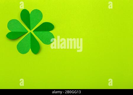 Saint-Patrick (St. Paddy’s Day) concept de fond. Trèfle vert du papier sur un fond vert. Le trèfle est un symbole de l'Irlande et du cultu celtique Banque D'Images