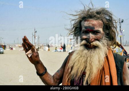 Peinture numérique Aghori Sadhu-3: Bénédictions d'un ancien Aghori Sadhu avec des cheveux longs, cendres sur le visage, portant des os humains. Banque D'Images