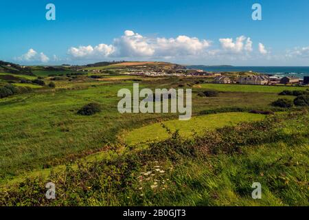 Campagne près de la plage d'Owenahincha avec vue sur la baie de Rosscarbery dans le comté de Cork, en Irlande. Banque D'Images