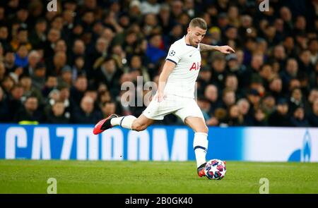 LONDRES, ROYAUME-UNI. 19 février Toby Alderweireld de Tottenham Hotspur en action lors de la Ligue des Champions Round 16 entre Tottenham Hotspur et RB L Banque D'Images