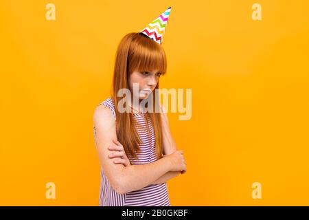 Tout le monde a oublié l'anniversaire de belle fille de race blanche, photo isolé sur fond jaune Banque D'Images