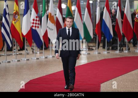 Bruxelles, Belgique. 20 février 2020. Le président français Emmanuel Macron arrive pour une réunion spéciale du Conseil européen au siège de l'UE à Bruxelles, Belgique, le 20 février 2020. Les dirigeants viseront à se mettre d'accord sur le budget à long terme de l'UE pour 2021-2027, le cadre financier pluriannuel (CFP). Crédit: Zheng Huansong/Xinhua/Alay Live News Banque D'Images