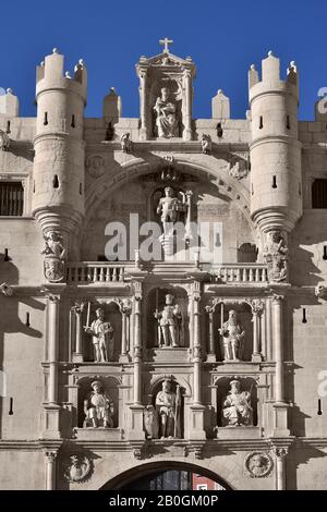 La porte d'entrée de la ville est connue sous le nom d'Arco de Santa Maria, Burgos, province espagnole, Castilla y Leon, Espagne. ( L'Arco est l'une des douze anciennes portes médiévales, celle-ci est juste au bord de la rivière et fait une grande entrée à la cathédrale, . Les fondateurs de la ville peuvent être vus sur la façade, avec celle d'El Cid.) Banque D'Images