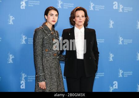 (200220) -- BERLIN, 20 février 2020 (Xinhua) -- Acteresses Sigourney Weaver (R) et Margaret Qualley du film « My Salinger Year » assistent à un photocrate au 70ème Festival international du film de Berlin à Berlin, capitale de l'Allemagne, 20 février 2020. (Xinhua/Shan Yuqi) Banque D'Images