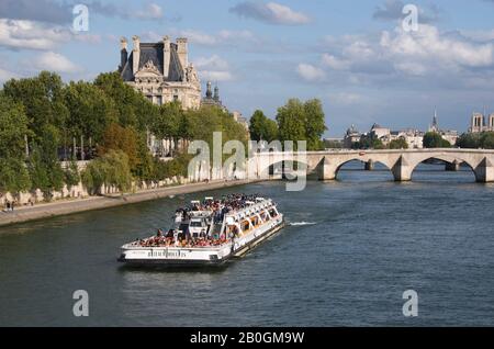 Bateau touristique sur la Seine à côté du musée du Louvre, Paris, Ile de France, France Banque D'Images