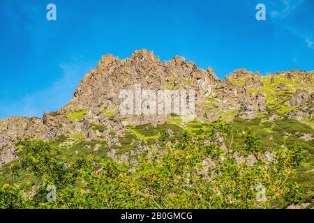 Zabia Gran ridge et pics s'élevant au-dessus des lacs Czarny Staw pod Rysami et Morskie Oko dans les montagnes Tatra en Pologne Banque D'Images