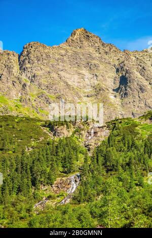 Lower Rysy - Niznie Rysy - et Rysy pics s'élevant au-dessus de Czarny Staw pod Rysami, Black Pond au-dessous de Rysy, dans les montagnes Tatra en Pologne Banque D'Images