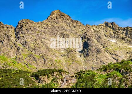 Lower Rysy - Niznie Rysy - et Rysy pics s'élevant au-dessus de Czarny Staw pod Rysami, Black Pond au-dessous de Rysy, dans les montagnes Tatra en Pologne Banque D'Images