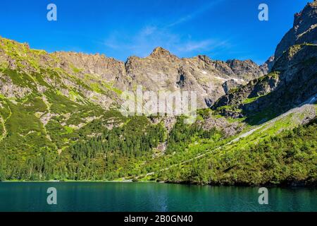 Lower Rysy - Niznie Rysy - et Rysy pics s'élevant au-dessus des lacs Czarny Staw pod Rysami et Morskie Oko dans les montagnes Tatra en Pologne Banque D'Images