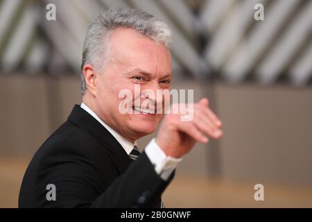 (200220) -- BRUXELLES, le 20 février 2020 (Xinhua) -- le président lituanien Gitanas Nauseda arrive pour une réunion spéciale du Conseil européen au siège de l'UE à Bruxelles, Belgique, le 20 février 2020. Les dirigeants viseront à se mettre d'accord sur le budget à long terme de l'UE pour 2021-2027, le cadre financier pluriannuel (CFP). (Xinhua/Zheng Huansong) Banque D'Images