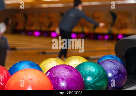 Boules de bowling colorées et vibrantes, avec des pistes en arrière-plan, avec espace de copie Banque D'Images