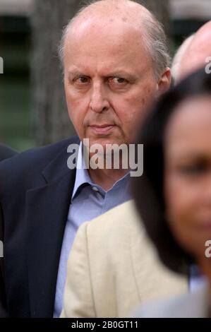 Camp David, MD - le 12 juin 2006 -- le directeur national du renseignement des États-Unis John Negroponte observe comme président George W. Bush parle aux membres de la presse de ses réunions avec les meilleurs conseillers de Camp David. Le président Bush a tenu les réunions pour réévaluer la stratégie militaire américaine dans la guerre en Irak.crédit: Evan F. Sisley - Pool via CNP / MediaPunch Banque D'Images