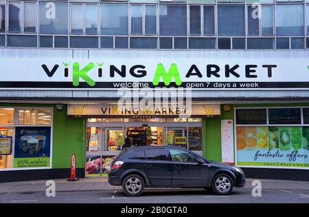 Viking Market : sur West Street, Un supermarché européen et le bureau de poste ouvrent pendant le confinement du coronavirus dans le Lincolnshire DE BOSTON, Banque D'Images