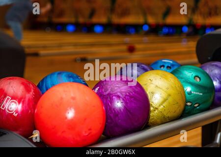 Boules de bowling colorées et vibrantes, avec des pistes en arrière-plan, avec espace de copie Banque D'Images