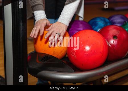 Bowler sécher les mains devant les boules de bowling Banque D'Images