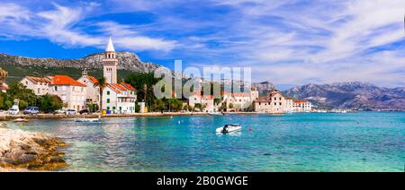 Beau village Kastel Stafilic, vue panoramique, Dalmatie, Croatie. Banque D'Images