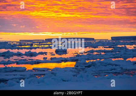 Glace de mer au large de l'île Beagle, une des îles de danger, au large de la pointe ne de la péninsule antarctique dans la mer de Weddell au coucher du soleil. Banque D'Images