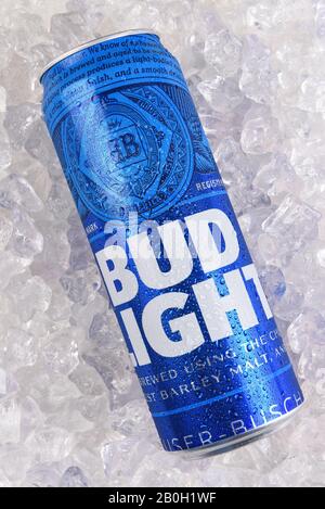 Irvine, CALIFORNIE - 21 MARS 2018 : une canette de Bud Light Beer de 25 onces sur glace. Introduit en 1982 sous le nom de Budweiser Light, c'est la marque phare lumière b Banque D'Images