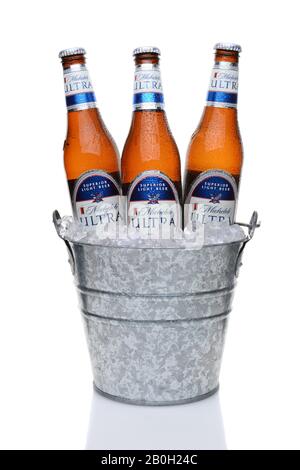 Irvine, CA - 25 MAI 2014 : bouteilles de Michelob Ultra dans un seau de glace. Introduit en 2002 Michelob Ultra est une bière légère avec moins de calories et de carb Banque D'Images