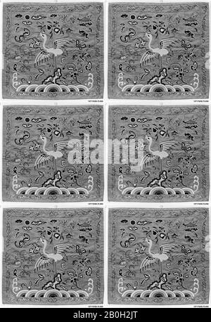 Insigne de rang avec la grue Manchurienne, Chine, dynastie Qing (1644–1911), Date début du XVIIIe siècle, Chine, soie, fil métallique, 11 1/4 x 12 po. (28,57 x 30,48 cm), textiles brodés Banque D'Images