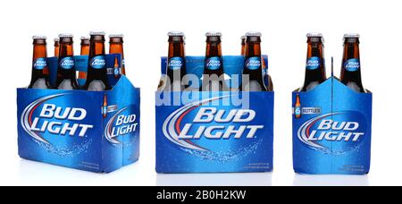 Irvine, CA - 25 MAI 2014: Trois 6 paquets de Bud Light bière vue latérale, 3/4 vue et vue de fin. Banque D'Images
