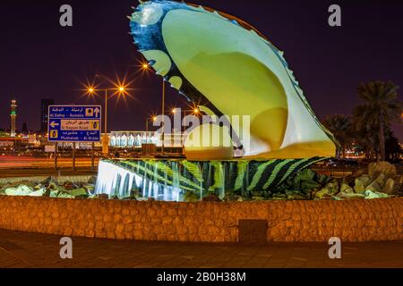 Doha, Qatar - 18-01-2020: Célèbre monument Shell avec Perl est le point de repère de Doha, Qatar. Monument de Shell la nuit. Banque D'Images