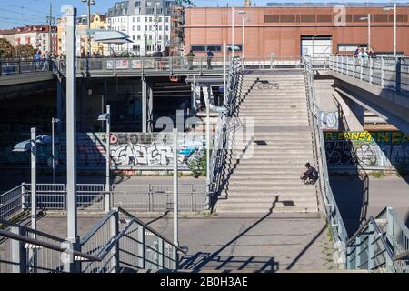 30.09.2018, Berlin, Berlin, Allemagne - l'homme regarde le smartphone dans les escaliers de la station de S-Bahn Warschauer Bruecke à Berlin-Friedrichshain. 3 P Banque D'Images