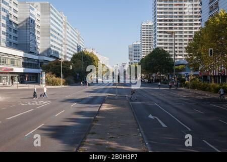 13.10.2018, Berlin, Berlin, Allemagne - Leipziger Strasse sans voiture à Berlin-Mitte peu avant la manifestation indivisible le 13.10.2018. 00P181013 Banque D'Images