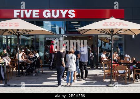 14.10.2018, Berlin, Berlin, Allemagne - Restaurant Cinq Gars à la Mercedes-Platz nouvellement ouverte à Berlin-Friedrichshain. 00P181014D016CAROEX.JPG [MODÈLE Banque D'Images