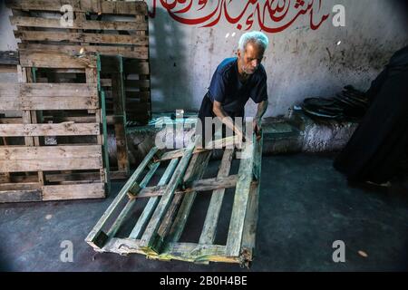 L'homme palestinien travaille dans la seule boulangerie traditionnelle qui continue à travailler sur le pétrole, et Il prépare du pain et de la nourriture domestique dans la bande de Gaza, le 20 février 2020. Banque D'Images