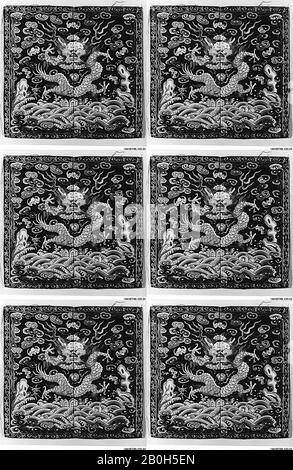 Classement badge avec Quatre-Clawed Dragon, Chine, dynastie Qing (1644–1911), Date milieu du XVIIIe siècle, Chine, soie, fil métallique, 12 1/2 x 12 3/4 in. (31,75 x 32,38 cm), textiles brodés Banque D'Images