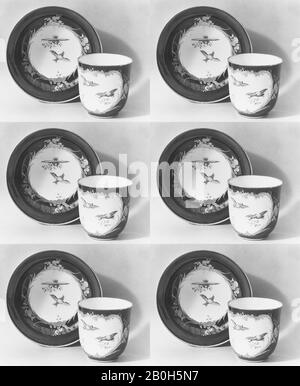 Usine de Vincennes, coupe (gobelet Calabre) et soucoupe, française, Vincennes, usine de Vincennes (française, CA. 1740–1756), tasse 1756, soucoupe 1754, française, Vincennes, porcelaine à pâte souple, hauteur (tasse .170) : 3 1/4 po. (8,3 cm), diamètre (soucoupe .171) : (14,9 cm), céramique-Porcelaine Banque D'Images