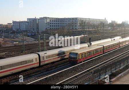 05.12.2019, Berlin, Allemagne - ICE et S-Bahn sur la voie ouverte à la gare de Suedkreuz. 00S191205D653CAROEX.JPG [AUTORISATION DU MODÈLE : NON, LIBÉRATION DE PROPRIÉTÉ : NON (C Banque D'Images