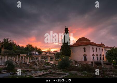 Vestiges d'Agora romaine et Fethiye mosquée dans la vieille ville d'Athènes, Grèce. Banque D'Images